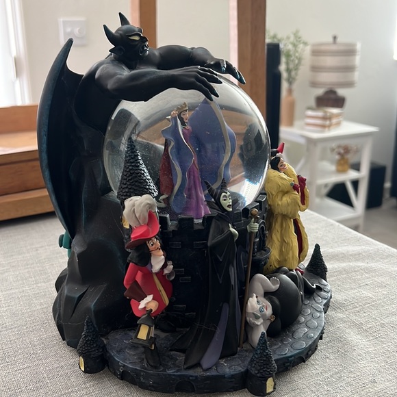 Disney villains snow globe (no sound box) included doesn’t make sound - Picture 3 of 4